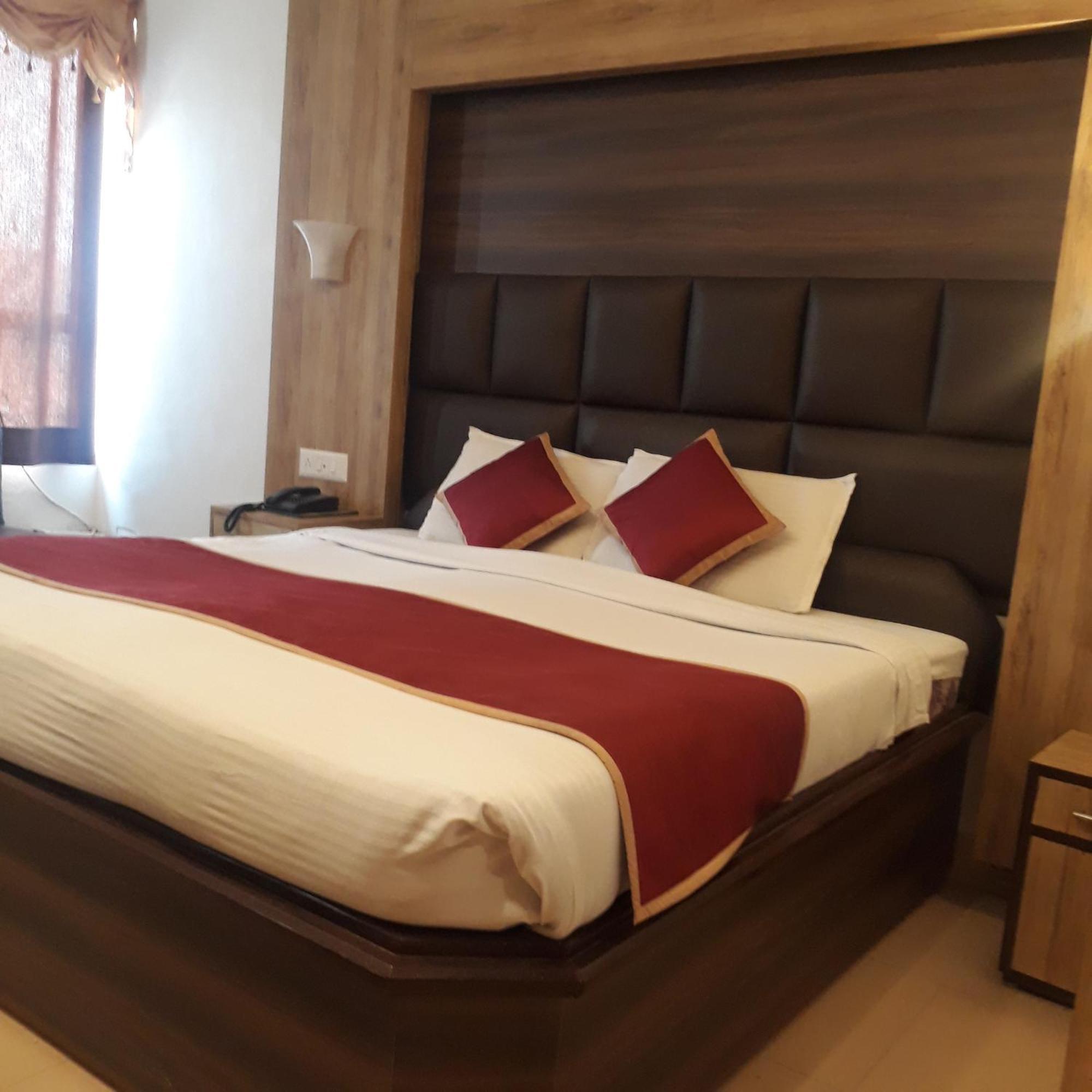 Hotel Ur Αλλαχαμπάντ Εξωτερικό φωτογραφία