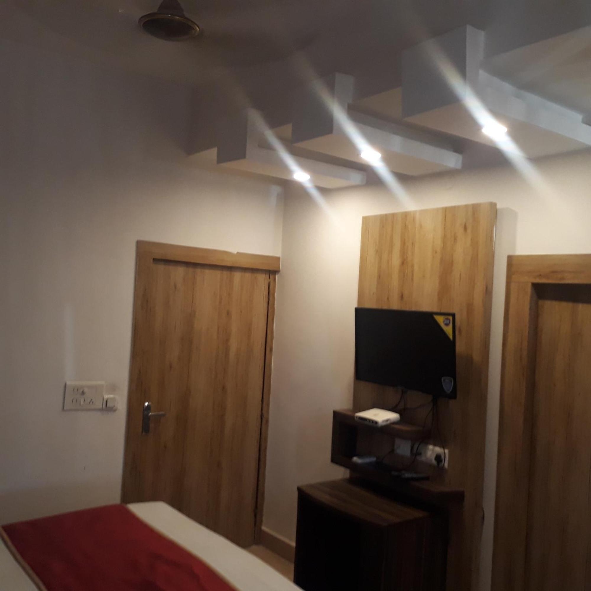 Hotel Ur Αλλαχαμπάντ Εξωτερικό φωτογραφία